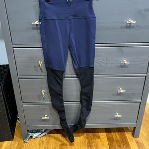 Alo Yoga Goddess Navy ang Black Leggings (S)